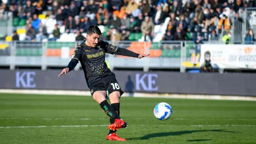 Il centrocampista Luca Fiordilino in azione con la maglia del Venezia