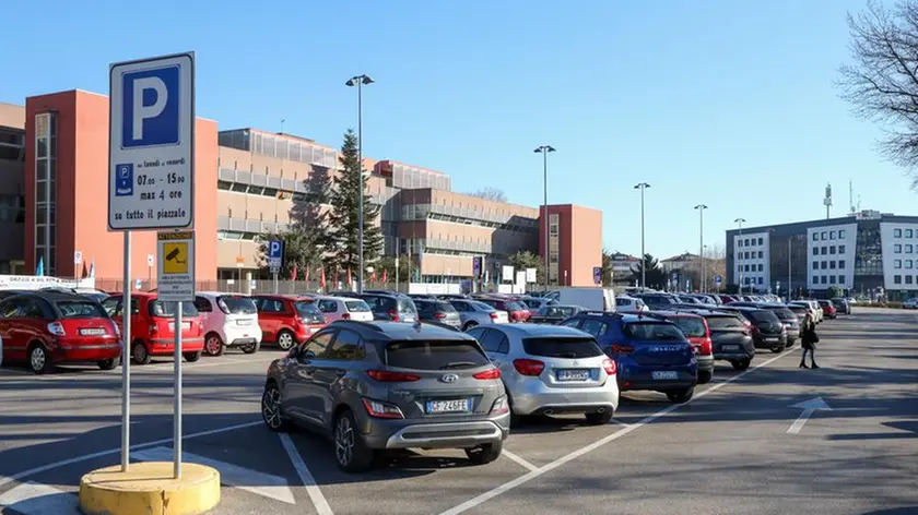 Auto nel parcheggio dell’ospedale San Polo di Monfalcone. Qui è stato investito l’82enne Pietro Lipanje