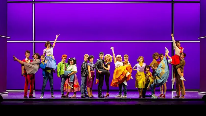 Il cast di Grease, lo spettacolo che chiude il 2024 e inaugura il 2025 al teatro Rossetti di Trieste