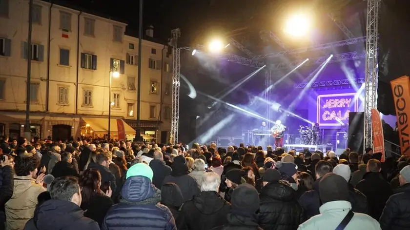 Il palco allestito in piazza Vittoria davanti al palazzo della Prefettura. Foto Roberto Marega