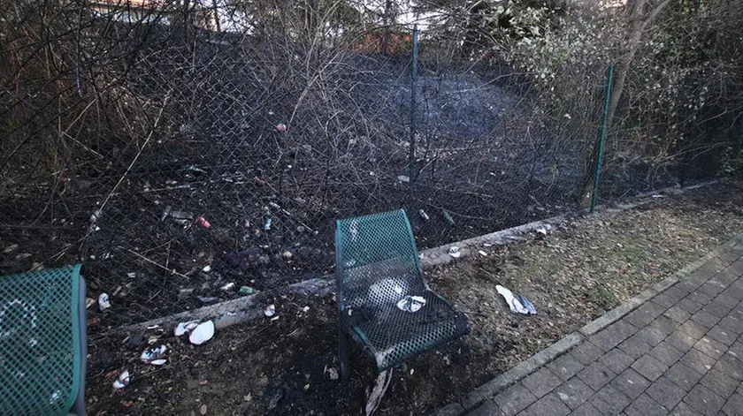 La panchina dove è stato appiccato il fuoco