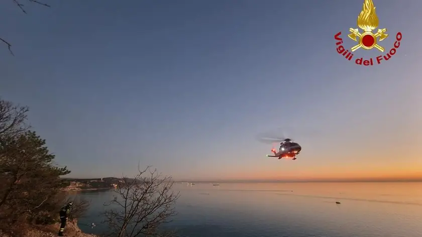L'elicottero Drago dei Vigili del fuoco di Venezia impegnato nelle ricerche