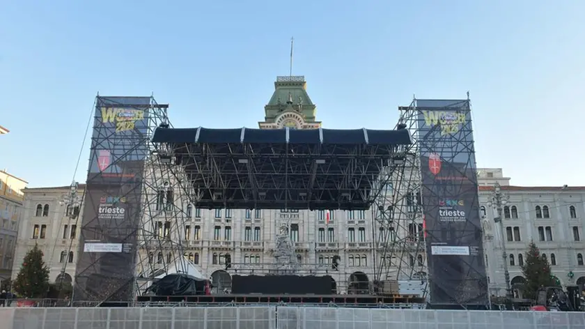 palco allestito in piazza Unità per il Capodanno Foto Francesco Bruni