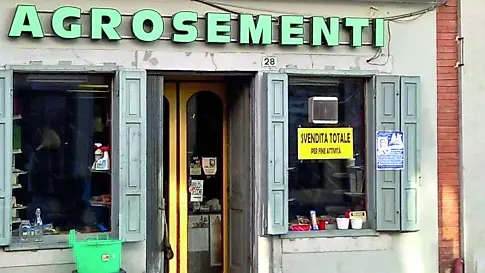Il popolare e storico negozio Agrosementi in piazza Vittoria