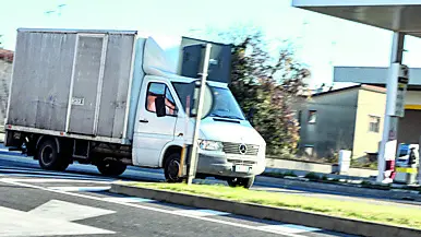 I controlli sui mezzi pesanti hanno rilevato anche sei trasporti abusivi, sanzionati con multe di 4.130 euro e il fermo amministrativo di tre mesi. Rispetto agli altri veicoli sono stati effettuati 131 sequestri amministrativi e 47 fermi amministrativi.