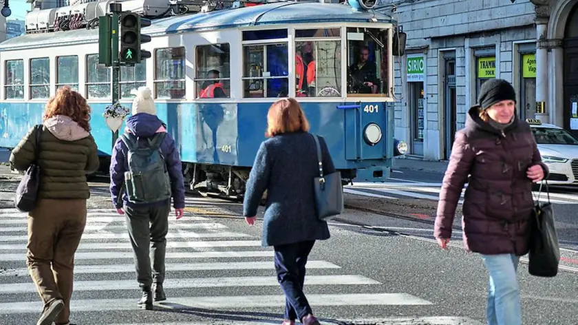 Il tram e i triestini: la tramvia, le pulizie sui binari e i curiosi (fotoservizio Massimo Silvano)