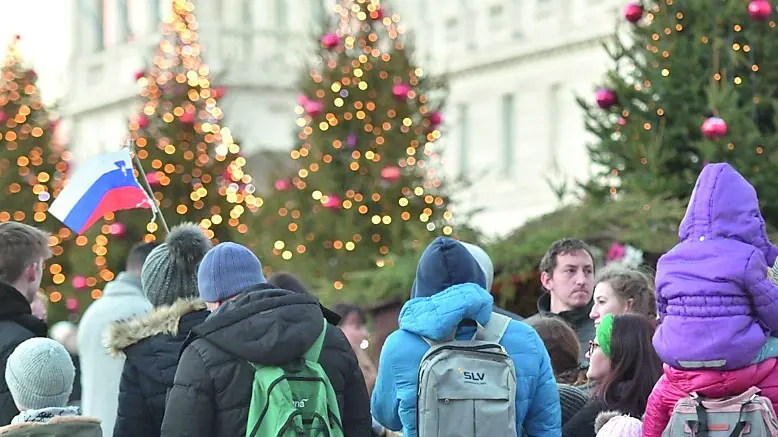 Visite in centro a Trieste: un gruppo di turisti passeggia in piazza Unità a Trieste (foto Bruni)