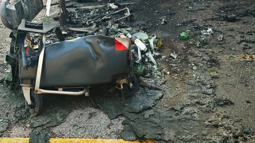 Il cassonetto dato alle fiamme nella notte di Capodanno in via Pindemonte
