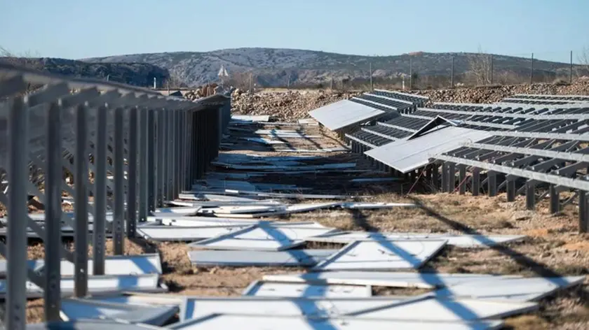 I pannelli fotovoltaici dell’impianto danneggiati dalla Bora. Foto Slobodna Dalmacija