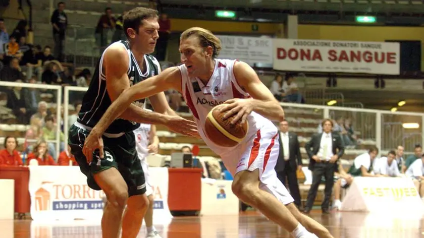 Giuseppe Corvo in fase d’attacco ai tempi in cui giocava a Trieste Foto Bruni
