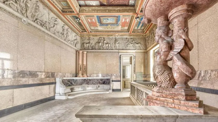 Palazzo Artelli vanta 1.490 metri quadrati, con decorazioni in marmo, affreschi, mosaici: un immobile di rara bellezza.