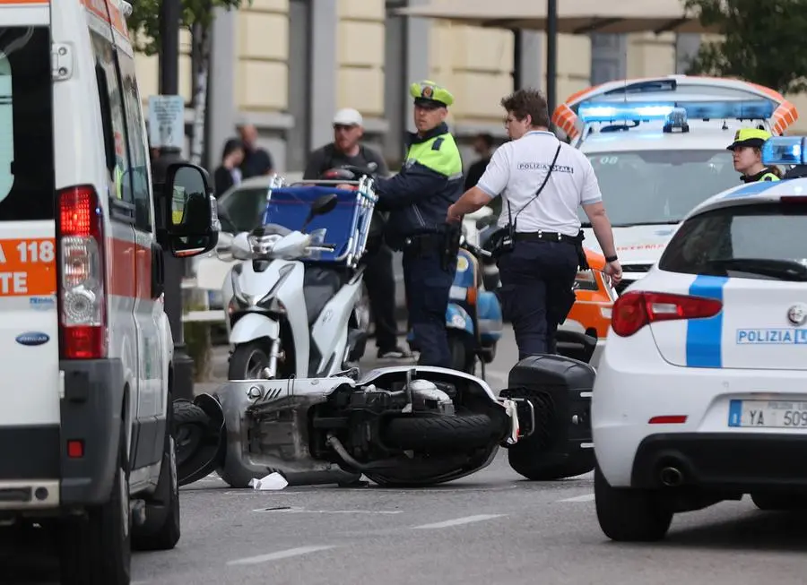 Lo scooter della vittima in piazza Volontari giuliani del 26 maggio. Foto Lasorte