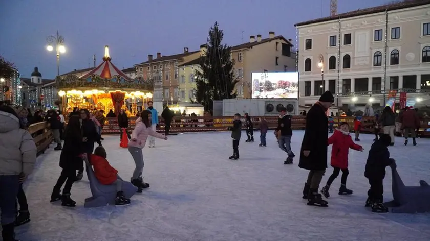La pista di pattinaggio nel cuore di piazza Vittoria continua ad essere l’attrazione più gradita fra gli eventi di fine e inizio anno foto Bumbaca/Marega