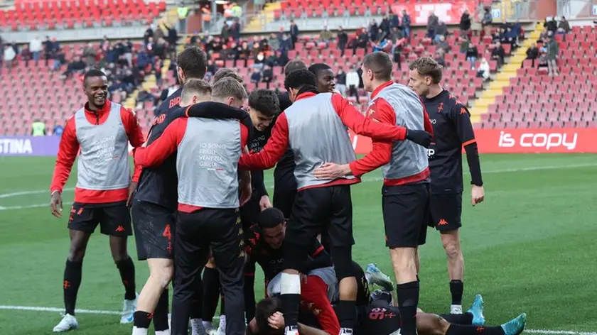 La squadra esulta a fine partita. Foto Lasorte