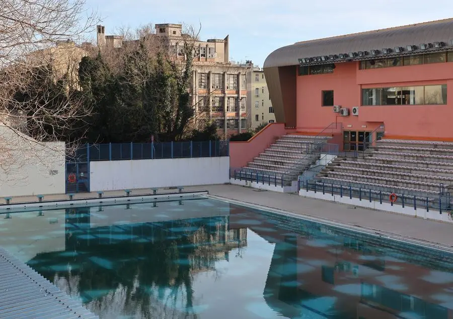 La piscina Bianchi e sullo sfondo l’ex mensa Fms