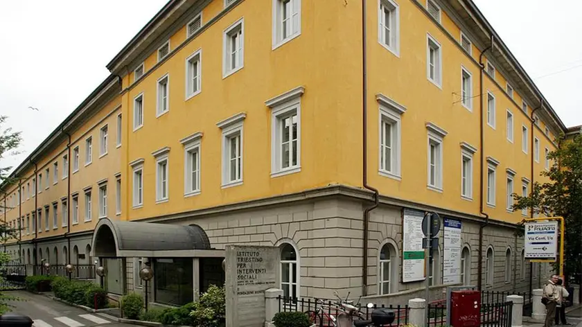 L'edificio di via Pascoli dove ha la sede l'Istituto Il recente convegno all' Itis Foto Bruni