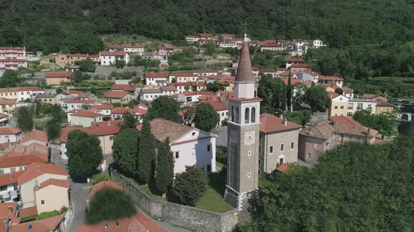 La Pieve di Sant’Ulderico a Dolina e il centro pastorale di San Dorligo della Valle foto Massimo Silvano