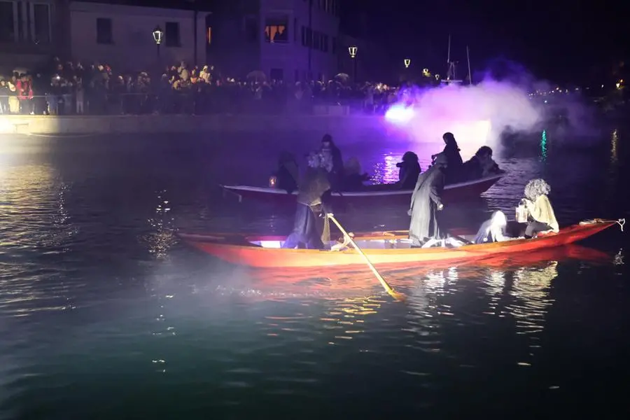 L'arrivo delle varvuole a bordo delle batele in porto Foto Pierluigi Bumbaca