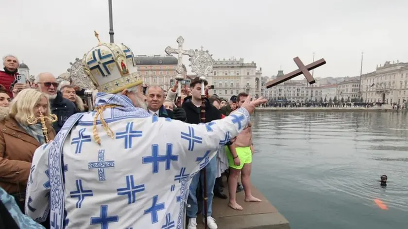 Il lancio della Santa Croce in mare dal molo Audace di Trieste Foto di Andrea Lasorte