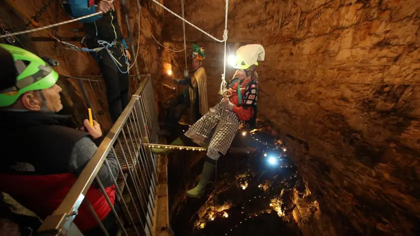 La befana mentre si cala in Grotta Gigante lunedì 6 gennaio 2025. Foto Lasorte