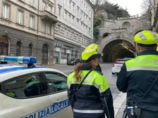 La galleria con la polizia locale sul posto martedì 7 gennaio, poco prima della chiusura. Foto di Massimo Silvano