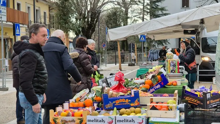 Il sindaco Gabrovec passa in rassegna le bancarelle appena ritornate in piazza e ragiona sull’ipotesi di un mercatino delle pulci