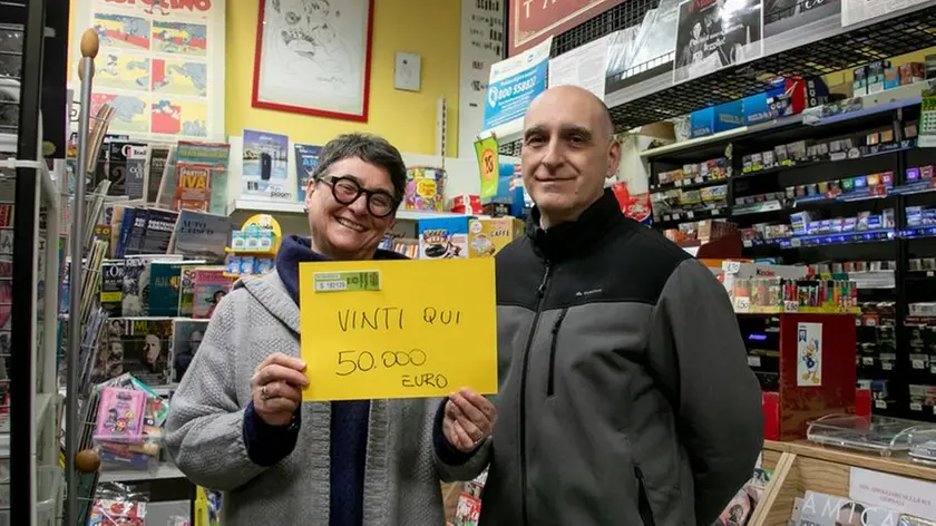 La titolare dell’edicola Alessandra Serafin col marito esibisce la matrice del biglietto vincente. Foto Katia Bonaventura