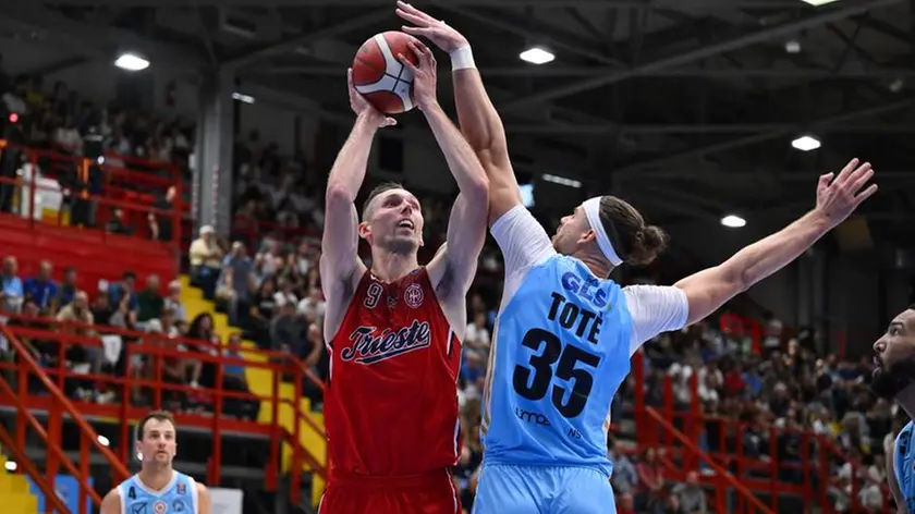 Jarrod Uthoff a canestro Foto Ciamillo/Lasorte