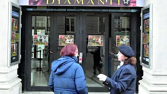 L’ingresso del cinema Ambasciatori (un tempo chiamato Eden)