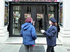 L’ingresso del cinema Ambasciatori (un tempo chiamato Eden)