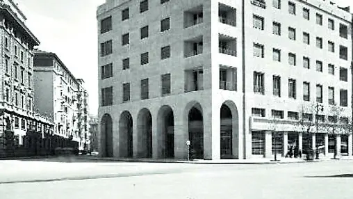 Il palazzo della Ras in piazza Oberdan negli anni Trenta