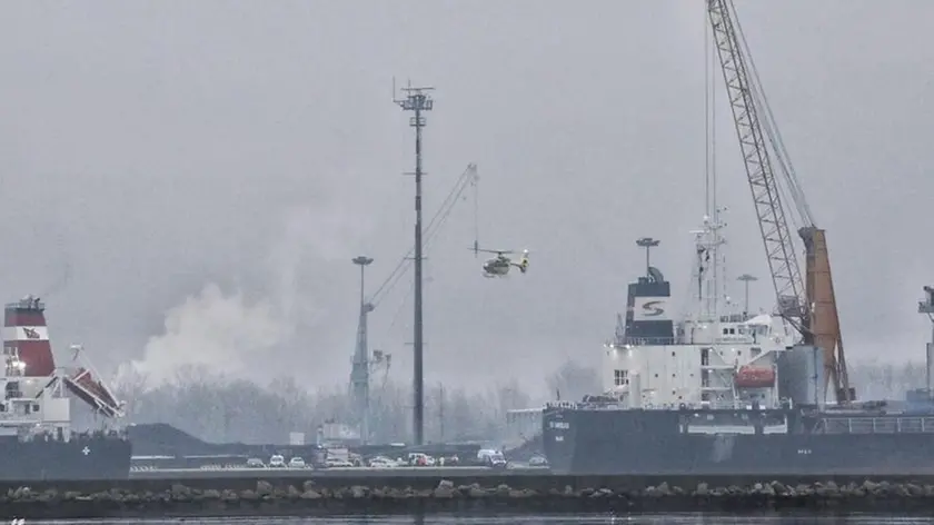 Il fumo sprigionato dall'esplosione e l'elisoccorso che si alza in volo Foto di Katia Bonaventura