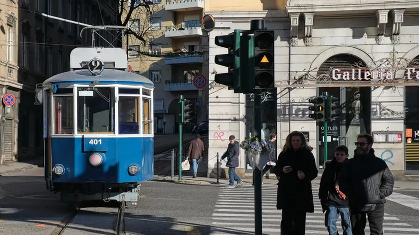 La vettura 401 del Tram durante le corse di pre-esercizio tra piazza Dalmazia e il tratto di risalita verso la stazione di Opicina Foto di Massimo Silvano