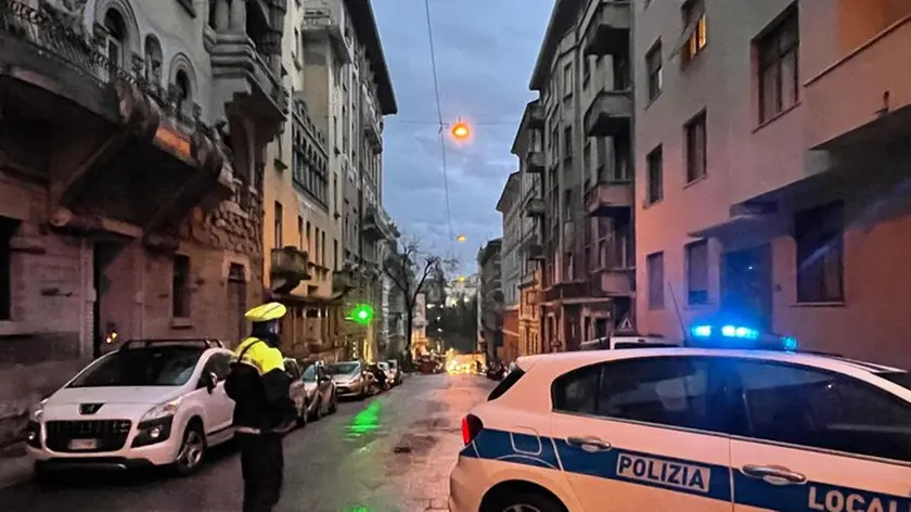La polizia locale sul posto. Foto Silvano