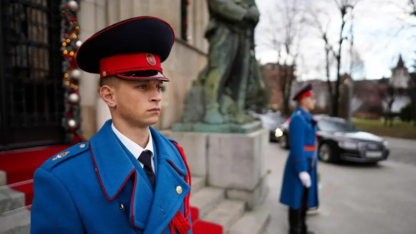 Membri delle forze speciali di polizia della Republika Srpska schierati, ieri, prima della parata di celebrazione della Giornata nazionale
