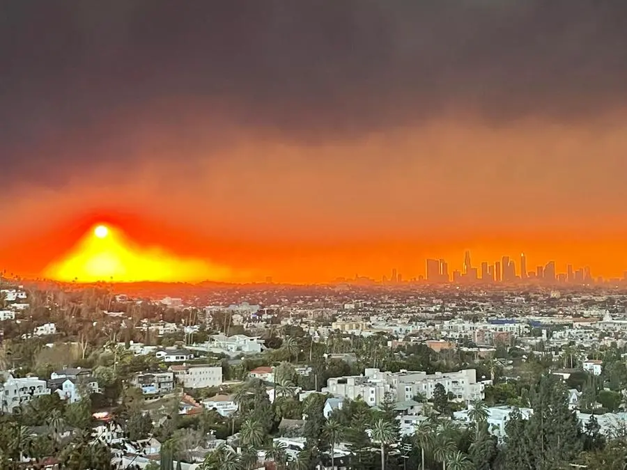 Il fuoco all’orizzonte nelle foto scattate da corregionali a Los Angeles