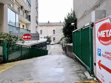 L’operaio ha estratto l’arma all’esterno del Metà di via Revoltella (Foto Silvano)