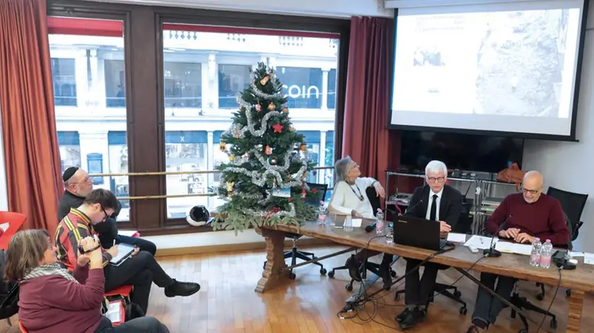 La conferenza stampa di presentazione dell’appello: a sinistra, in fondo, il Rabbino Meloni foto Lasorte