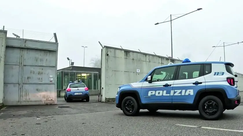 L'ingresso di due mezzi della Polizia al Cpr di Gradisca d’Isonzo