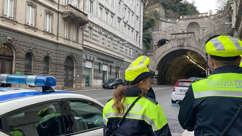 La galleria Sandrinelli con la polizia locale. Foto di Massimo Silvano