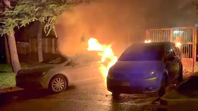 Un fotogramma del video girato dai residenti mentre le fiamme divoravano le due automobili in via dei Girardi