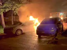 Un fotogramma del video girato dai residenti mentre le fiamme divoravano le due automobili in via dei Girardi