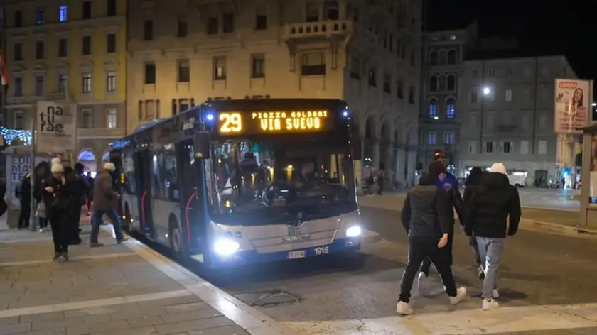 L'autobus della linea 29 in piazza Goldoni Foto di Francesco Bruni