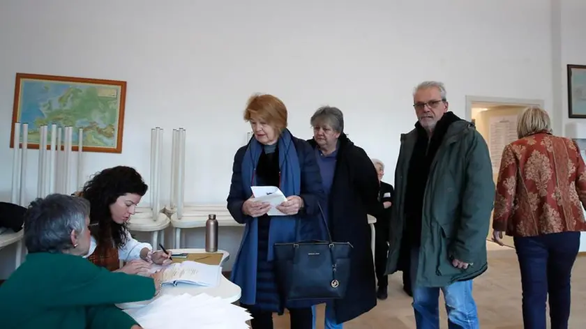 Elettori in fila per votare al primo turno