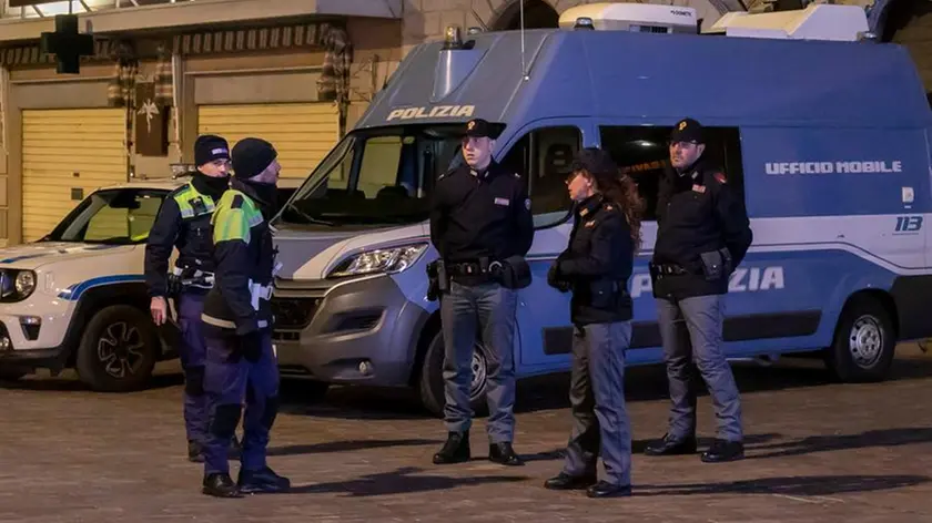 La stazione mobile predisposta in centro dal Questore (Foto Bonaventura)