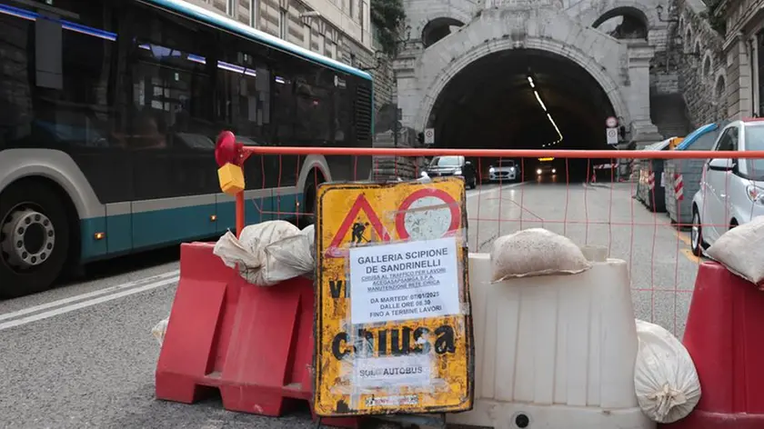 La galleria chiusa ma attraversata ugualmente da alcune auto (Lasorte)