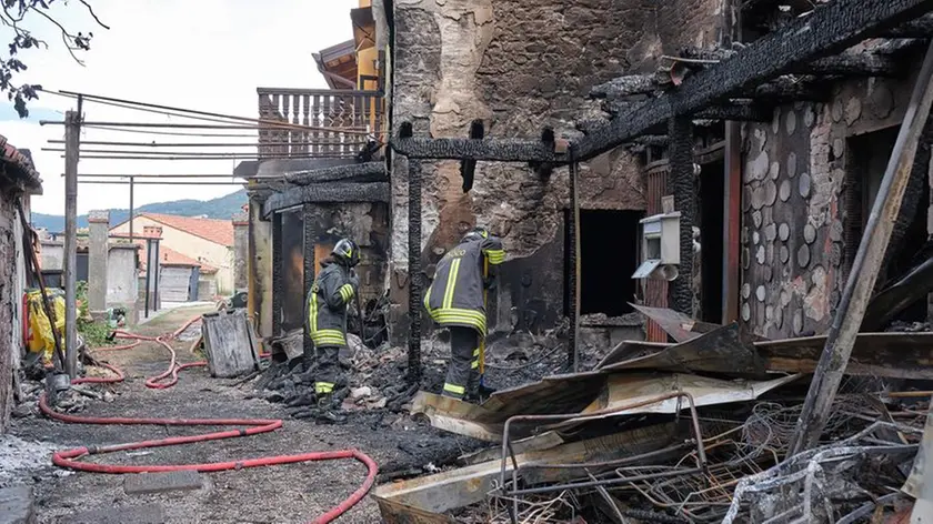 La mattina successiva all’incendio scoppiato a Crogole, frazione di San Dorligo della Valle (Silvano)