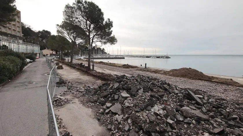 Il camminamento demolito nel tratto a nord della baia di Grignano (Lasorte)