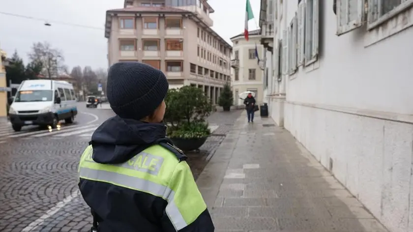 Un’agente della polizia locale davanti al municipio a Gorizia Foto Bumbaca