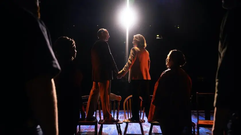 Una scena del musical “Come from away” in scena al Rossetti di Trieste